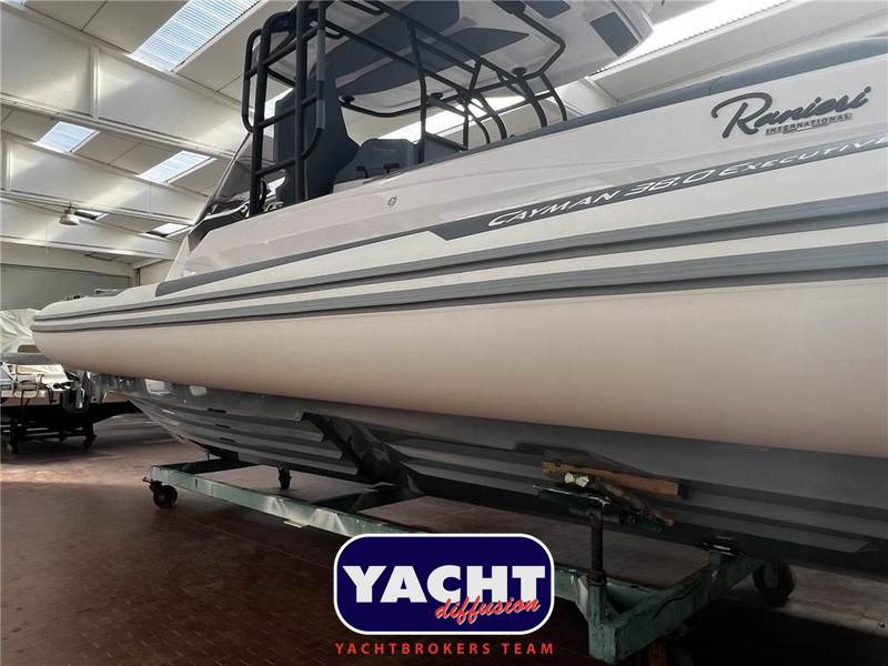 Ranieri International Cayman 38 Excutive Foto 4