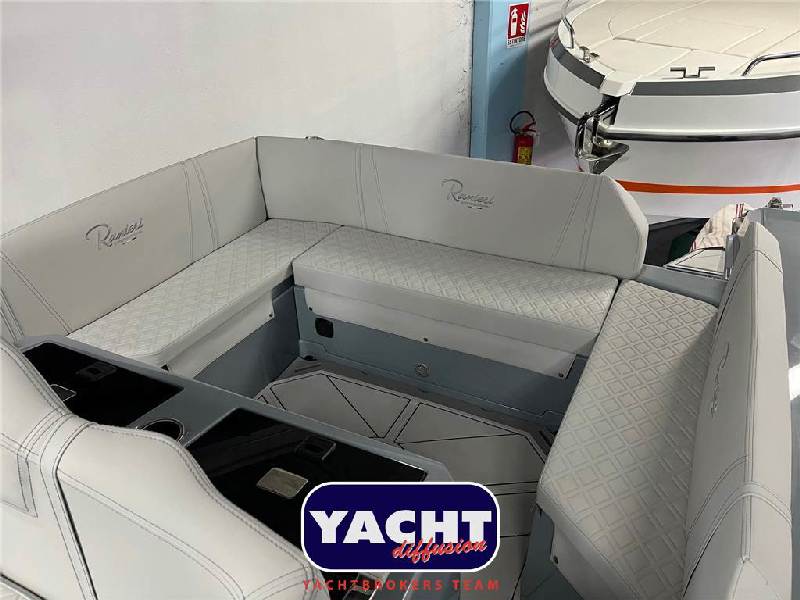 Ranieri International Cayman 28 Executive Foto 3