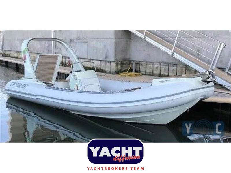 Trimarine 770  Cabin