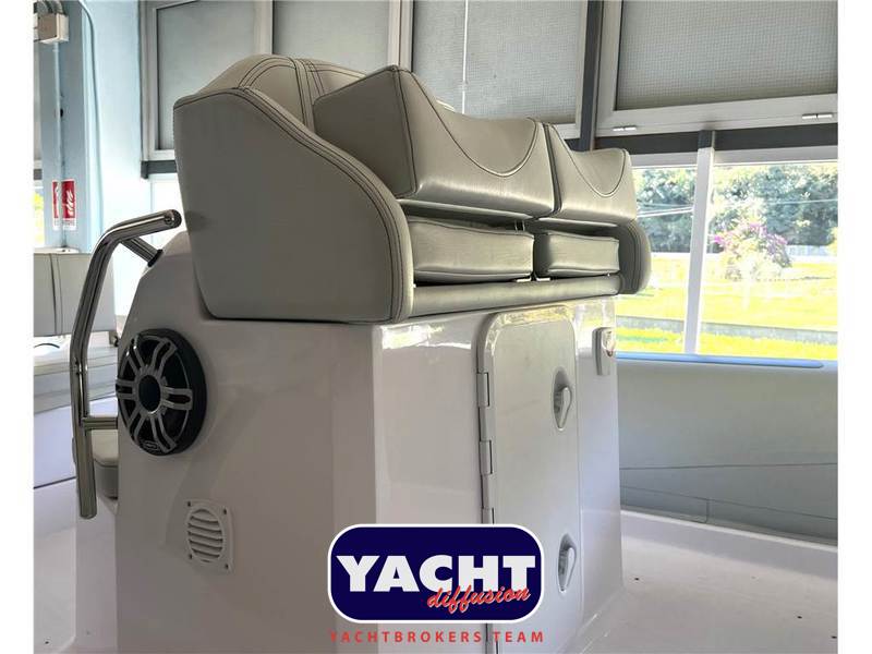 Ranieri International Cayman 26 Sport Touring Foto 3