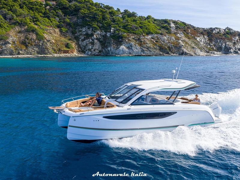 JEANNEAU TH38 CATAMARANO A MOTORE Foto 2