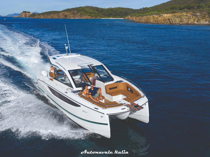 JEANNEAU TH38 CATAMARANO A MOTORE
