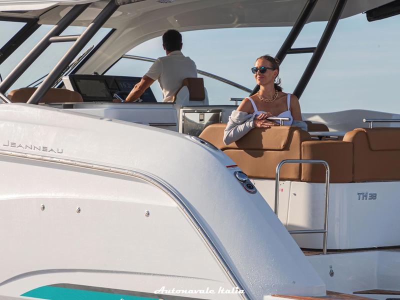 JEANNEAU TH38 CATAMARANO A MOTORE Foto 4