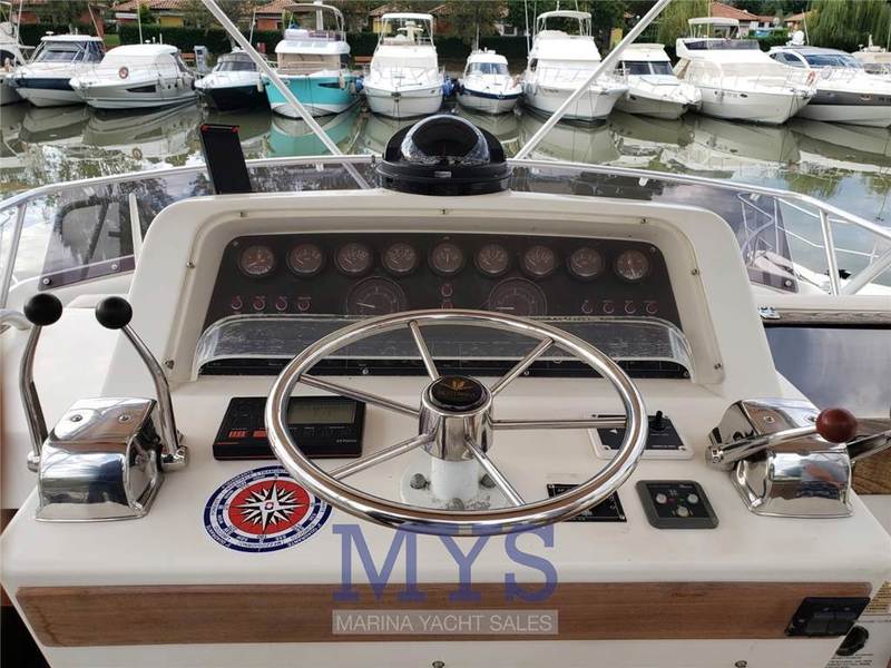 Bertram Yacht 37' Convertible Foto 8